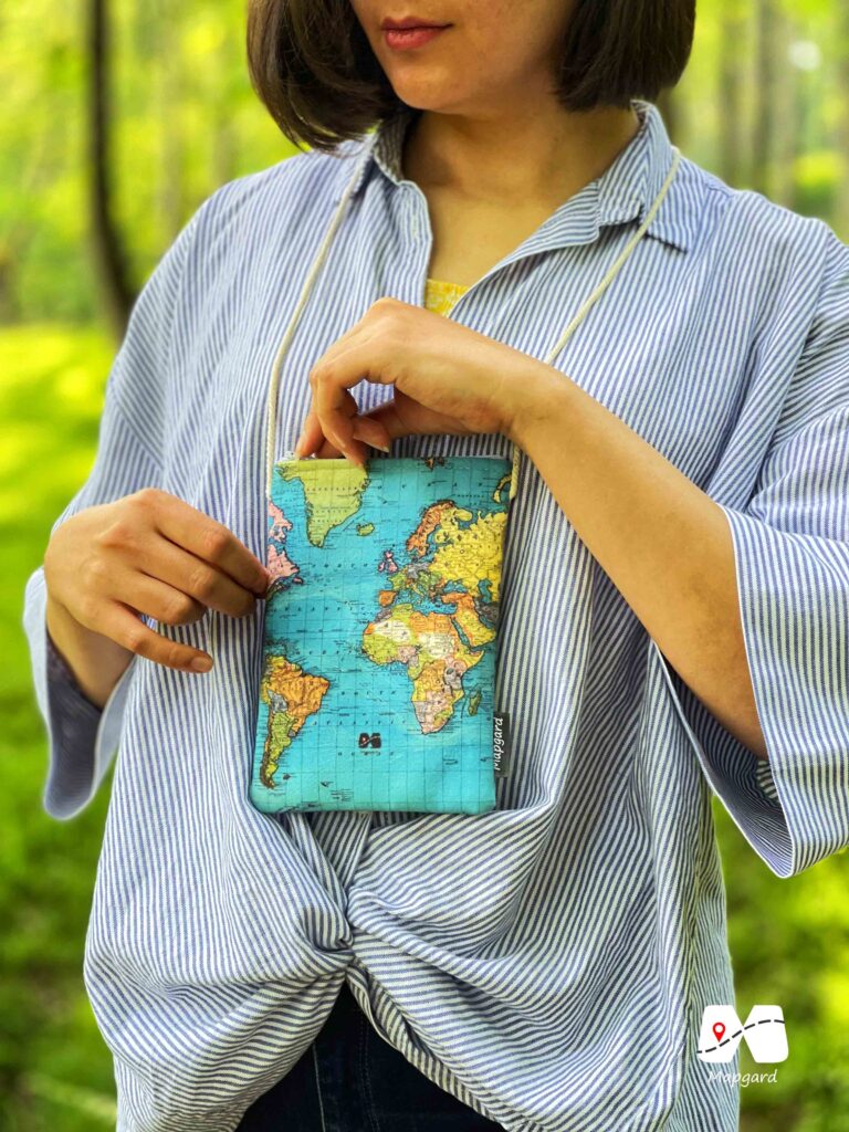 کیف پاسپورتی گردنی مخفی طرح نقشه جهان سبز آبی
